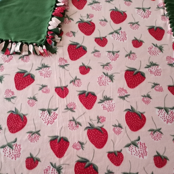 Strawberry No Sew Fleece Blanket Handmade Knotted Blanket - Picture 4 of 6